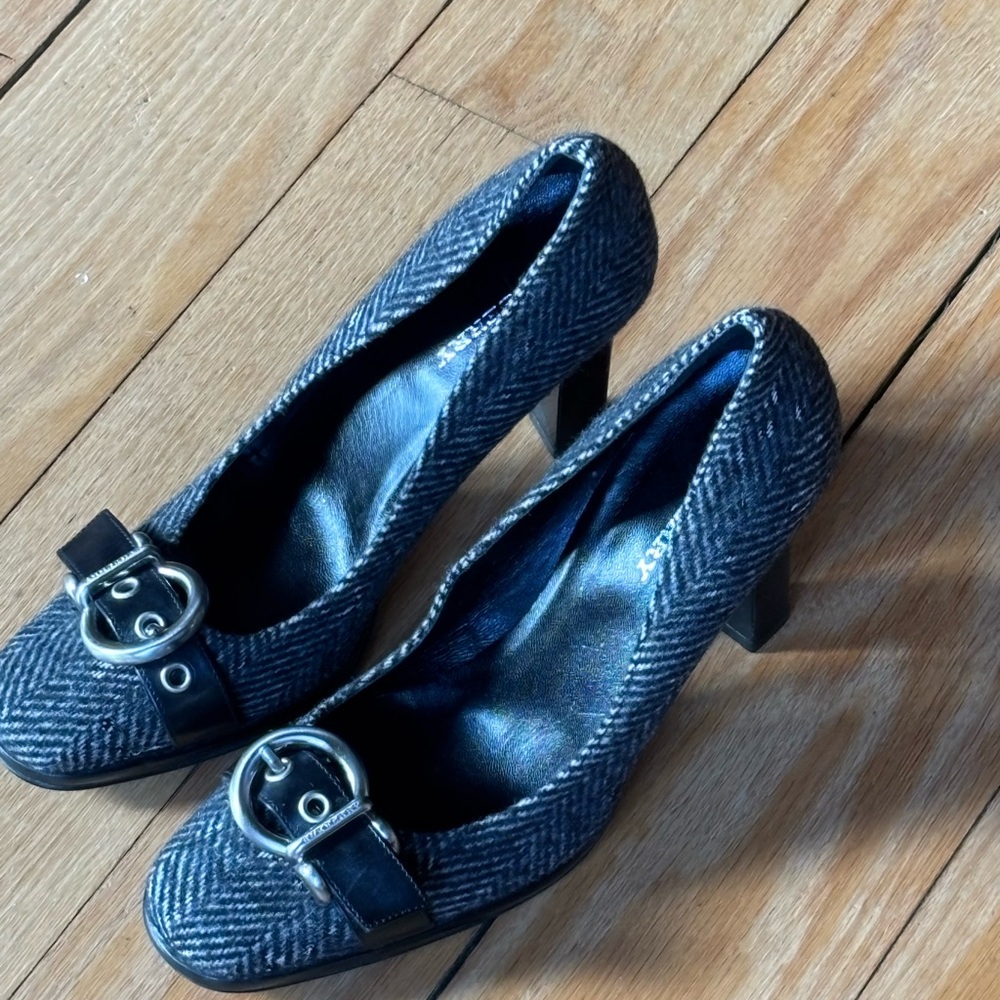 Authentic Burberry Women's Black and Gray Herringbone Heels EU 37/US 6.5-7 - Picture 9 of 11